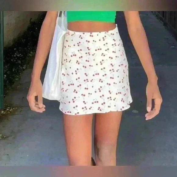 NWT Zara Cherry Mini Skirt 100% Viscose
Size Large - Picture 2 of 7